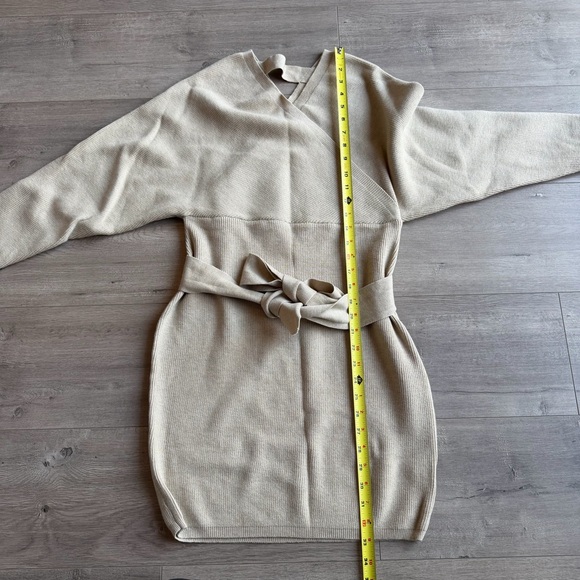 NWT V Neck Sweater Dress Batwing Sleeve - size medium - tan - Picture 3 of 4